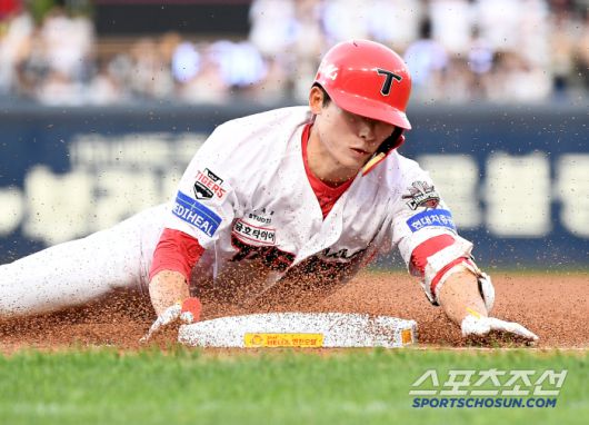 4일 광주 기아 챔피언스필드에서 열린 롯데-KIA전. 3회말 무사 김호령이 3루타를 친 후 베이스에 슬라이딩하고 있다. 광주=정재근 기자 cjg@sportschosun.com/2025.7.4/