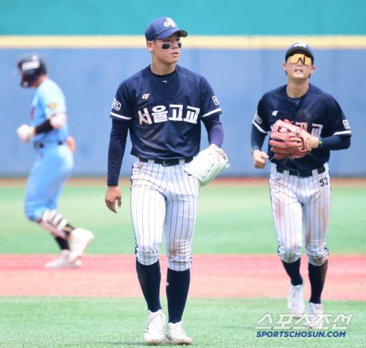 6일 서울 목동구장에서 열린 제80회 청룡기 고교야구선수권 대회 및 주말리그 왕중왕전 휘문고-서울고 경기. 서울고가 휘문고에 7대 4 역전승을 거뒀다. 9회 마운드에 올라 승리를 지킨 서울고 김지우. 목동=송정헌 기자songs@sportschosun.com/2025.07.06/