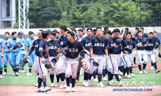 6일 서울 목동구장에서 열린 제80회 청룡기 고교야구선수권 대회 및 주말리그 왕중왕전 휘문고-서울고 경기. 서울고가 휘문고에 7대 4 역전승을 거뒀다. 경기 종료 후 인사를 하고 있는 서울고 선수들. 목동=송정헌 기자songs@sportschosun.com/2025.07.06/