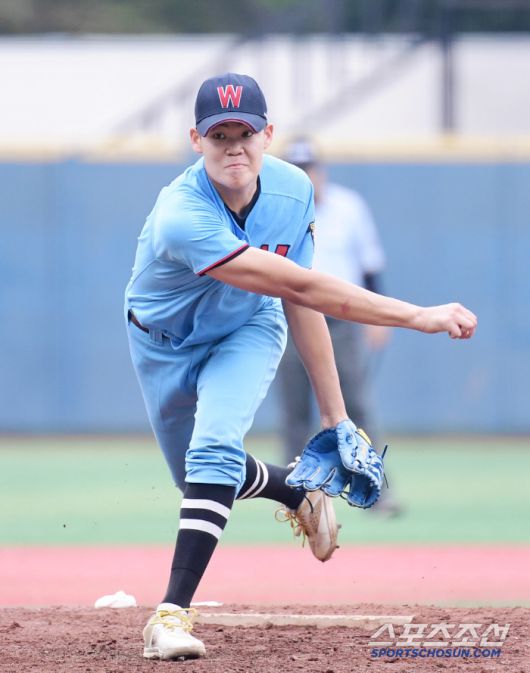 양 팀 최다 5이닝을 투구한 휘문고 김요엘.