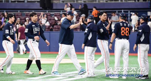 6일 서울 고척돔에서 열린 KBO리그 키움과 한화의 경기. 한화가 키움에 승리하며 시리즈 스윕승을 달성했다. 경기 종료 후 하이파이브를 나누고 있는 김경문 감독. 고척=송정헌 기자songs@sportschosun.com/2025.07.06/