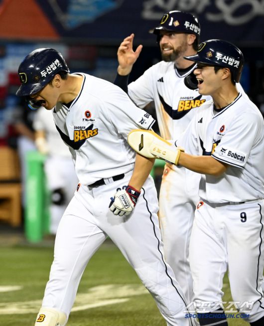 6일 잠실야구장에서 열린 KT와 두산의 경기, 8회말 무사 1,2루 김재환이 역전 3점홈런을 치고 기쁨을 나누고 있다. 잠실=허상욱 기자wook@sportschosun.com/2025.07.06/