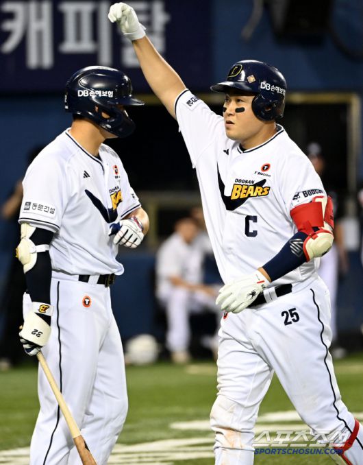 6일 잠실야구장에서 열린 KT와 두산의 경기, 6회말 두산 양의지가 솔로홈런을 치고 기쁨을 나누고 있다. 잠실=허상욱 기자wook@sportschosun.com/2025.07.06/