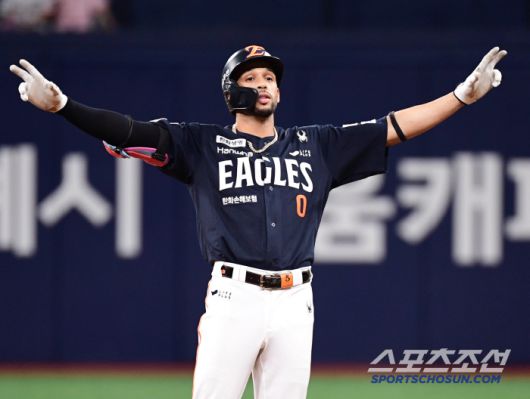 9회초 다시 앞서는 1타점 2루타를 날린 한화 리베라토.