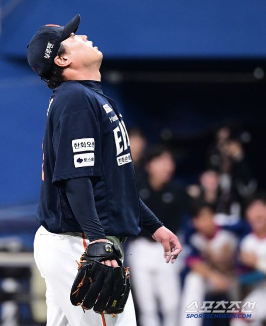 5회말 2사 만루. 이주형에게 밀어내기 볼넷을 허용한 류현진.