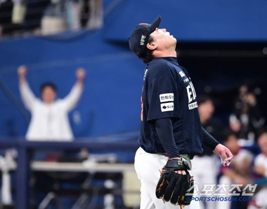 5회말 2사 만루. 이주형에게 밀어내기 볼넷을 내주고 한숨을 내쉬는 류현진.