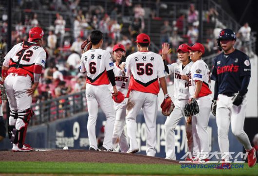 5일 광주 기아 챔피언스필드에서 열린 롯데-KIA전. KIA가 13대0으로 승리했다. 선수들이 하이파이브하고 있다. 광주=정재근 기자 cjg@sportschosun.com/2025.7.5/