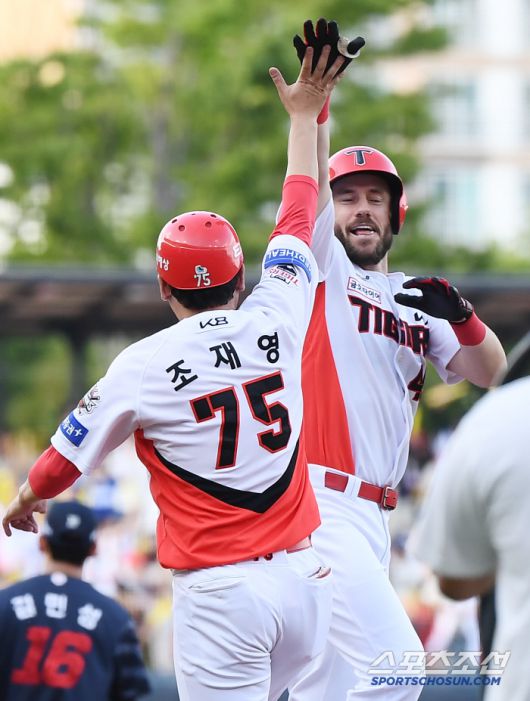 5일 광주 기아 챔피언스필드에서 열린 롯데-KIA전. 1회말 1사 위즈덤이 솔로포를 친 후 조재영 코치와 함께 환호하고 있다. 광주=정재근 기자 cjg@sportschosun.com/2025.7.5/