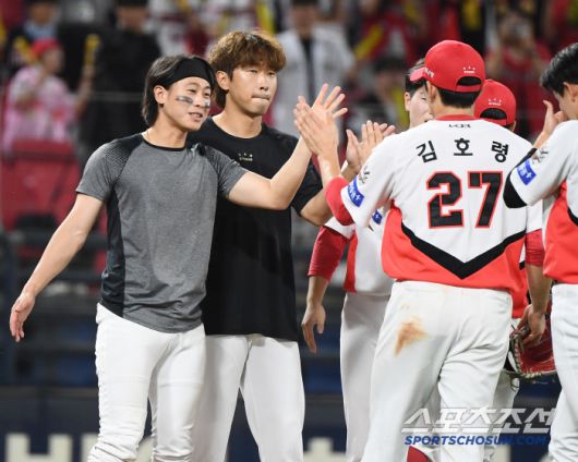 5일 광주 기아 챔피언스필드에서 열린 롯데-KIA전. KIA가 13대0으로 승리했다. 박찬호, 고종욱이 김호령과 하이파이브하고 있다. 광주=정재근 기자 cjg@sportschosun.com/2025.7.5/