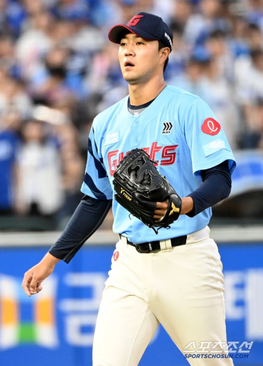 22일 부산 사직야구장에서 열린 삼성과 롯데의 경기, 7회초 투구를 마친 롯데 윤성빈이 더그아웃으로 향하고 있다. 부산=허상욱 기자wook@sportschosun.com/2025.06.22/