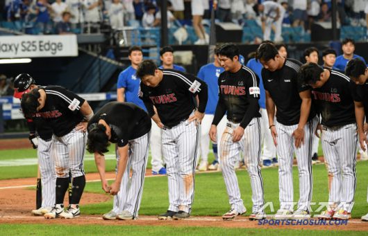 5일 대구 라이온즈파크에서 열린 삼성 라이온즈와 LG 트윈스의 경기. 패한 LG 선수들이 아쉬워하고 있다. 대구=박재만 기자 pjm@sportschosun.com/2025.07.05/