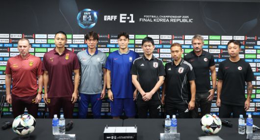 포즈 취한 동아시안컵 출전 감독과 선수들      (용인=연합뉴스) 홍기원 기자 = 6일 경기도 용인미르스타디움에서 열린 2025년 동아시아축구연맹(EAFF) E-1 챔피언십(동아시안컵) 공식 기자회견에서 참가국 감독들이 포즈를 취하고 있다. 왼쪽부터 중국 데얀 주르예비치 감독과 장위닝 선수, 한국 홍명보 감독과 박진섭 선수, 일본 모리야스 하지메 감독과 나가토모 유토 선수, 홍콩 애슐리 웨스트우드 감독과 리카호 선수. 2025.7.6