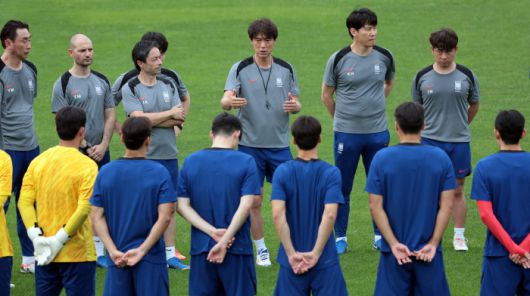 지시사항 전달하는 홍명보 감독      (성남=연합뉴스) 김인철 기자 = 홍명보 한국 축구대표팀 감독이 6일 경기도 성남시 중원구 성남종합운동장에서 2025년 동아시아축구연맹(EAFF) E-1 챔피언십(동아시안컵) 1차전 중국과의 경기를 앞두고 훈련 중 선수들에게 지시사항 등을 전달하고 있다. 2025.7.6