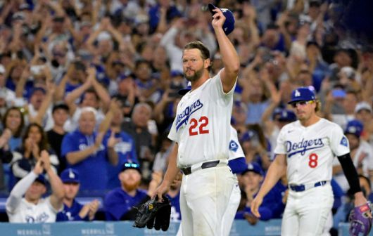 LA 다저스 클레이튼 커쇼가 지난 3일(한국시각) 다저스타디움에서 열린 시카고 화이트삭스전에서 통산 3000탈삼진을 달성한 뒤 환호하는 팬들을 향해 답례하고 있다. Imagn Images연합뉴스