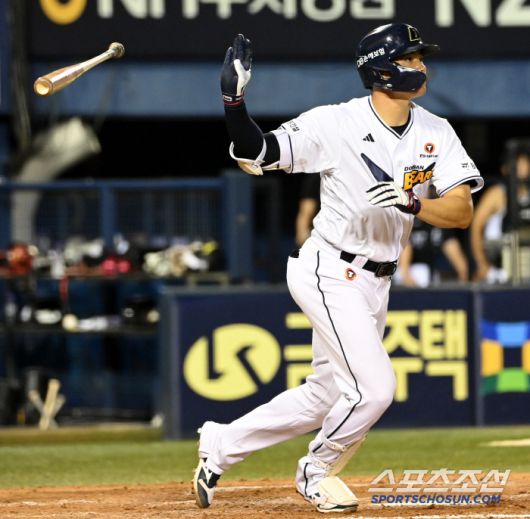 6일 잠실야구장에서 열린 KT와 두산의 경기, 8회말 무사 1,2루 김재환이 역전 3점홈런을 치고 있다. 잠실=허상욱 기자wook@sportschosun.com/2025.07.06/