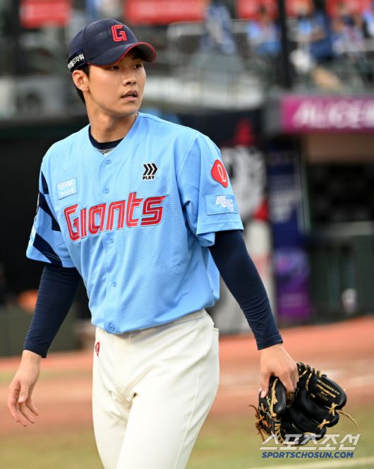 22일 부산 사직야구장에서 열린 삼성과 롯데의 경기, 4회초 등판한 롯데 홍민기가 이닝을 마친 후 더그아웃으로 향하고 있다. 부산=허상욱 기자wook@sportschosun.com/2025.06.22/