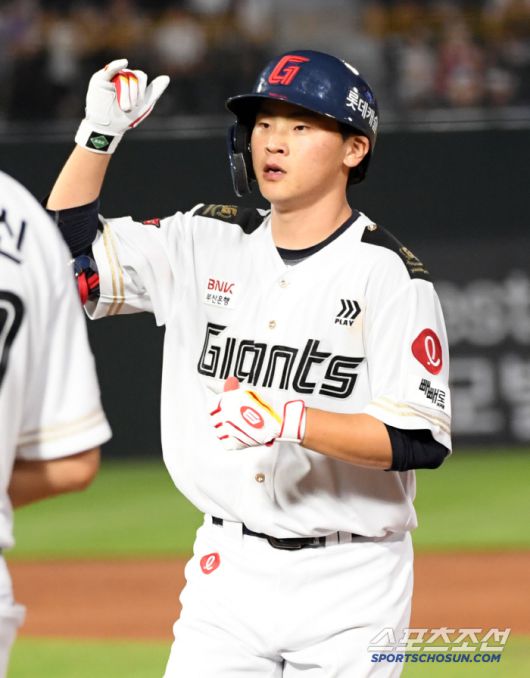 2일 부산 사직구장에서 열린 롯데 자이언츠와 LG 트윈스의 경기. 6회말 1사 롯데 박찬형이 안타를 날린 뒤 환호하고 있다. 부산=박재만 기자 pjm@sportschosun.com/2025.07.02/