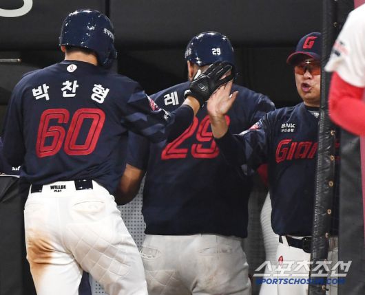 4일 광주 기아 챔피언스필드에서 열린 롯데-KIA전. 8회초 1사 1, 2루 전준우의 2타점 적시타 때 득점한 박찬형과 레이예스가 김태형 감독의 환영을 받고 있다. 광주=정재근 기자 cjg@sportschosun.com/2025.7.4/