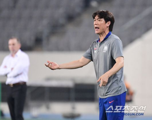 7일 축구대표팀이 용인미르스타디움에서 동아시안컵 중국과 첫 경기를 펼쳤다. 경기 지켜보는 홍명보 감독. 용인=송정헌 기자songs@sportschosun.com/2025.07.07/