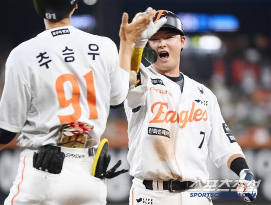 3일 대전 한화생명볼파크에서 열린 NC-한화전. 4회말 무사 2루 이도윤이 1타점 역전 적시타를 친 후 환호하고 있다. 대전=정재근 기자 cjg@sportschosun.com/2025.7.3/