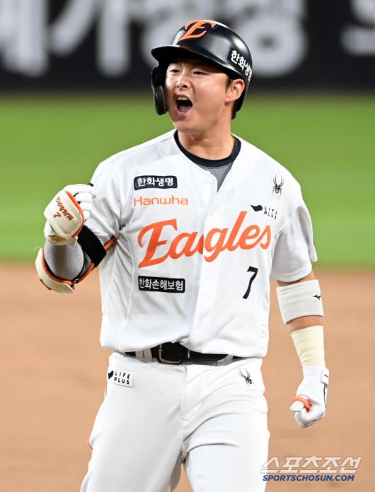 4일 대전 한화생명볼파크에서 열린 KT와 한화의 경기, 7회말 2사 2,3루 한화 이도윤이 2타점 역전타를 치고 기뻐하고 있다. 대전=허상욱 기자wook@sportschosun.com/2025.06.04/