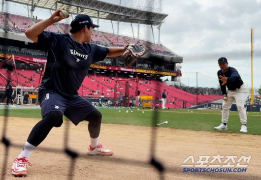 4일 광주 기아 챔피언스필드. 롯데 백용환 배터리 코치가 유강남을 지도하고 있다. 광주=정재근 기자 cjg@sportschosun.com/2025.7.4/