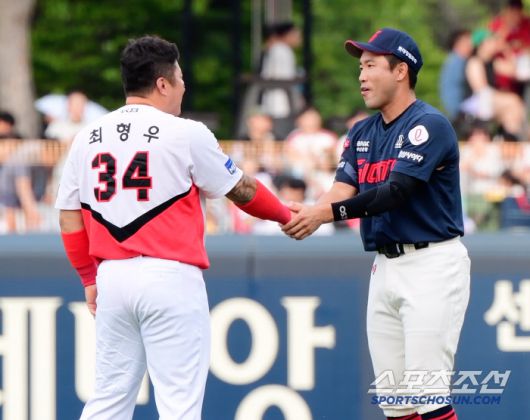 4일 광주 기아 챔피언스필드. KIA 최형우와 롯데 전준우가 반갑게 인사하고 있다. 광주=정재근 기자 cjg@sportschosun.com/2025.7.4/