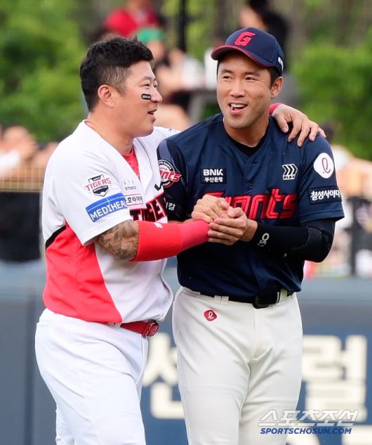 4일 광주 기아 챔피언스필드. KIA 최형우와 롯데 전준우가 반갑게 인사하고 있다. 광주=정재근 기자 cjg@sportschosun.com/2025.7.4/