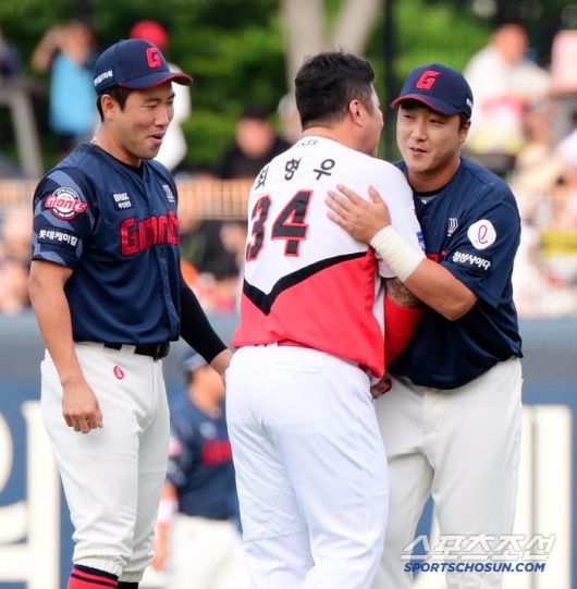 4일 광주 기아 챔피언스필드. KIA 최형우와 롯데 전준우, 정훈이 반갑게 인사하고 있다. 광주=정재근 기자 cjg@sportschosun.com/2025.7.4/