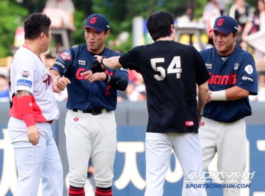 4일 광주 기아 챔피언스필드. KIA 최형우, 양현종과 롯데 전준우, 정훈이 반갑게 인사하고 있다. 광주=정재근 기자 cjg@sportschosun.com/2025.7.4/