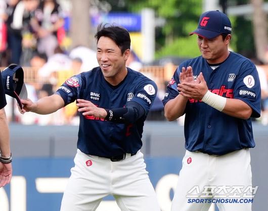 4일 광주 기아 챔피언스필드. KIA 최형우와 롯데 전준우, 정훈이 반갑게 인사하고 있다. 광주=정재근 기자 cjg@sportschosun.com/2025.7.4/