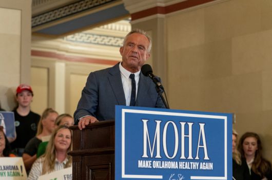 ◇로버트 케네디 주니어 미국 보건복지부 장관이 지난달 26일 미국 오클라호마주 오클라호마시티에 위치한 오클라호마 주 의사당에서 열린 '오클라호마를 다시 건강하게 만들기(Make Oklahoma Healthy Again)' 출범 행사에서 연설하고 있다. 로이터 연합뉴스