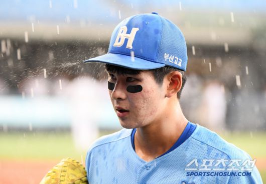 8일 서울 목동구장에서 열린 제80회 청룡기 고교야구선수권 대회 및 주말리그 왕중왕전 서울고와 부산고의 8강전. 8회말 2사 만루 갑작스러운 폭우로 경기가 중단되자 부산고 투수 하현승이 아쉬워하고 있다. 목동=정재근 기자 cjg@sportschosun.com/2025.7.8/