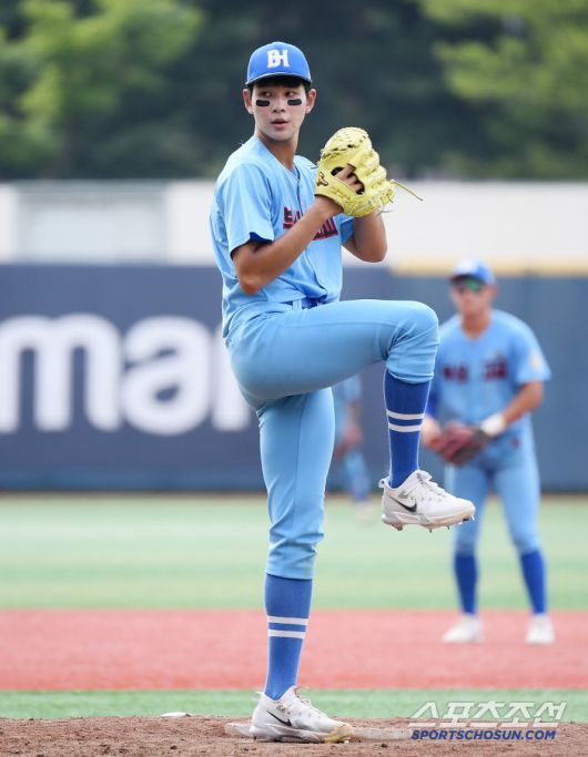 8일 서울 목동구장에서 열린 제80회 청룡기 고교야구선수권 대회 및 주말리그 왕중왕전 서울고와 부산고의 8강전. 부산고 하현승이 5회말 실점 위기에서 구원 등판해 투구하고 있다. 목동=정재근 기자 cjg@sportschosun.com/2025.7.8/