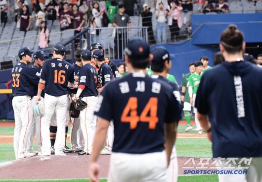 6일 서울 고척돔에서 열린 KBO리그 키움과 한화의 경기. 한화가 키움에 승리하며 시리즈 스윕승을 달성했다. 경기 종료 후 승리의 기쁨을 나누고 있는 한화 선수들. 고척=송정헌 기자songs@sportschosun.com/2025.07.06/