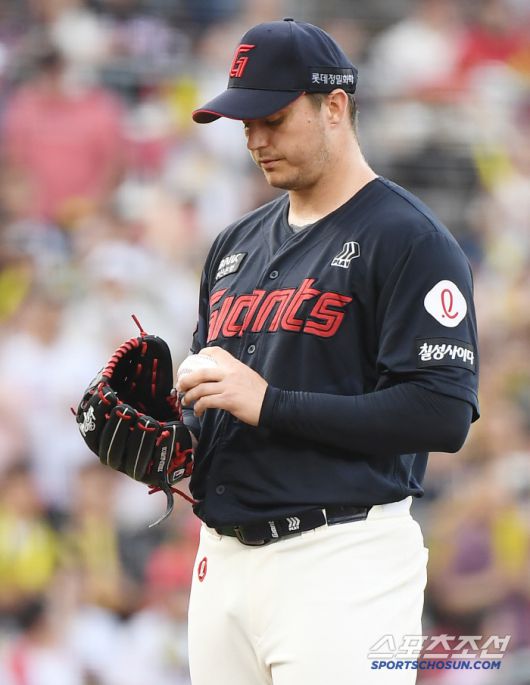 6일 광주 기아 챔피언스필드에서 열린 롯데-KIA전. 2회말 1사 1, 2루 김호령에게 12구 승부끝에 몸 맞는 볼을 던진 데이비슨이 아쉬워하고 있다. 광주=정재근 기자 cjg@sportschosun.com/2025.7.6/