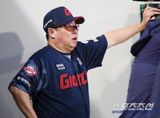 6일 광주 기아 챔피언스필드에서 열린 롯데-KIA전. 5회초 2사 1, 2루 전민재의 안타 때 레이예스가 홈으로 쇄도했다. 심판이 아웃을 선언하자 비디오판독을 요청한 김태형 감독이 결과를 기다리고 있다. 광주=정재근 기자 cjg@sportschosun.com/2025.7.6/