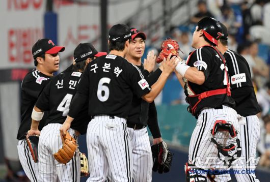 6일 대구 라이온즈파크에서 열린 삼성 라이온즈와 LG 트윈스의 경기. 승리한 LG 선수들이 기뻐하고 있다. 대구=박재만 기자 pjm@sportschosun.com/2025.07.06/