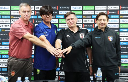 선전 다짐하는 동아시안컵 여자부 감독들      (용인=연합뉴스) 홍기원 기자 = 8일 경기도 용인미르스타디움에서 열린 2025년 동아시아축구연맹(EAFF) E-1 챔피언십(동아시안컵) 여자부 공식 기자회견에서 참가팀 감독들이 포즈를 취하고 있다. 왼쪽부터 중국 안테 밀리시치 감독, 한국 신상우 감독, 일본 닐스 닐센 감독, 대만 찬휴밍 감독. 2025.7.8      xanadu@yna.co.kr  (끝)      <저작권자(c) 연합뉴스, 무단 전재-재배포, AI 학습 및 활용 금지>