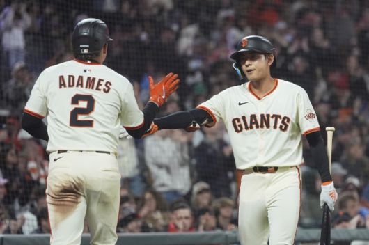 San Francisco Giants' Willy Adames (2) is congratulated by Jung Hoo Lee after scoring against the Philadelphia Phillies during the eighth inning of a baseball game in San Francisco, Monday, July 7, 2025. AP연합뉴스