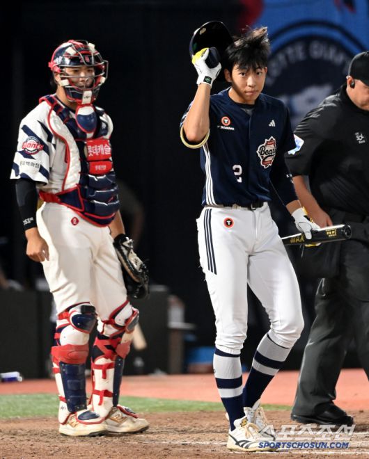 8일 부산사직야구장에서 열린 두산과 롯데의 경기, 7회초 2사 2루 두산 김민석이 대타로 나와 친정팀 롯데 팬들과 더그아웃에 인사하고 있다. 부산=허상욱 기자wook@sportschosun.com/2025.07.08/