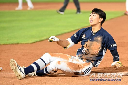 8일 부산사직야구장에서 열린 두산과 롯데의 경기, 8회초 2사 1,2루 두산 김민석이 내야땅볼을 치고 1루에서 아웃된 후 아쉬워하고 있다. 부산=허상욱 기자wook@sportschosun.com/2025.07.08/