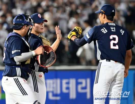 8일 부산사직야구장에서 열린 두산과 롯데의 경기, 두산이 8대5로 승리했다. 경기 종료 후 기쁨을 나누는 김택연 김기연 김민석의 모습. 부산=허상욱 기자wook@sportschosun.com/2025.07.08/