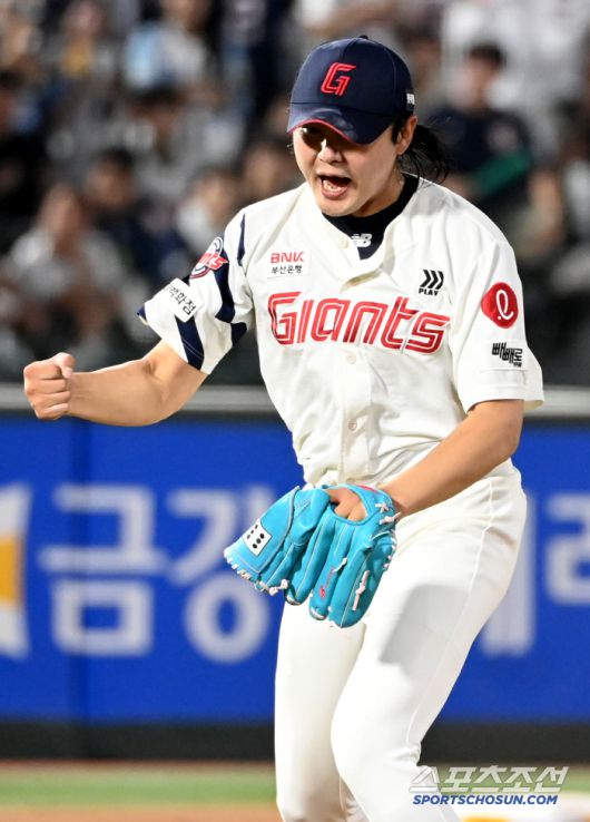 8일 부산사직야구장에서 열린 두산과 롯데의 경기, 7회초 2사 2루 정철원이 김민석을 삼진처리하며 환호하고 있다. 부산=허상욱 기자wook@sportschosun.com/2025.07.08/
