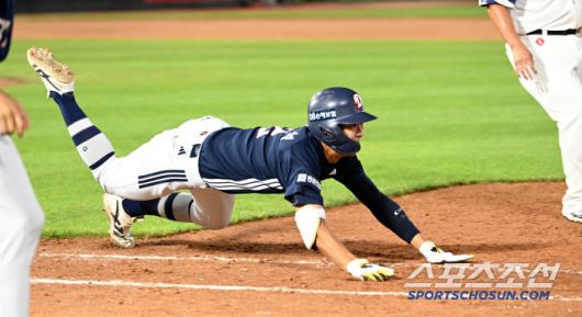 8일 부산사직야구장에서 열린 두산과 롯데의 경기, 8회초 2사 1,2루 두산 김민석이 내야땅볼을 치고 1루에서 아웃되고 있다. 부산=허상욱 기자wook@sportschosun.com/2025.07.08/