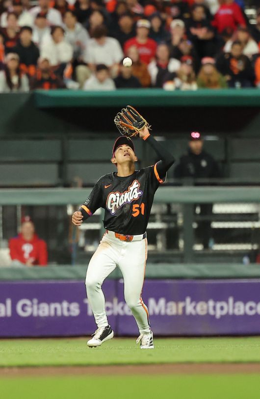 중견수 이정후가 9회초 트레이 터너의 플라이를 처리하고 있다. Imagn Images연합뉴스