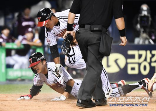 9일 서울 잠실구장에서 열린 키움-LG전. 7회말 1사 1루 박해민이 좌익수 앞 3루타를 날린 후 스톤이 공을 놓치자 홈까지 쇄도해 박관우에 이어 득점하고 있다. 잠실=정재근 기자 cjg@sportschosun.com/2025.7.9/