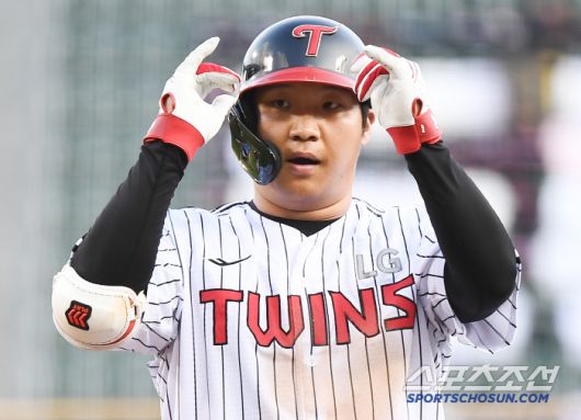 9일 서울 잠실구장에서 열린 키움-LG전. 1회말 1사 1, 2루 문보경이 1타점 적시타를 친 후 기뻐하고 있다. 잠실=정재근 기자 cjg@sportschosun.com/2025.7.9/