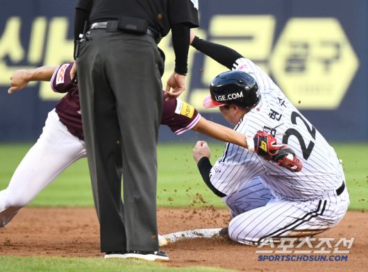 9일 서울 잠실구장에서 열린 키움-LG전. 3회말 무사 1루 문보경 타석. 김현수가 2루 도루를 성공시키고 있다. 잠실=정재근 기자 cjg@sportschosun.com/2025.7.9/