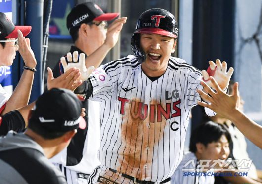 9일 서울 잠실구장에서 열린 키움-LG전. 7회말 1사 1루 박해민이 좌익수 앞 타구를 날린 후 스톤이 공을 놓치자 홈까지 쇄도해 득점한 후 환영받고 있다. 잠실=정재근 기자 cjg@sportschosun.com/2025.7.9/